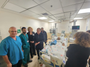 وفد من بلدية تل أبيب في عيادة الشاب خالد غراب ضحية إصابته بشظايا صاروخ الأسبوع الماضي